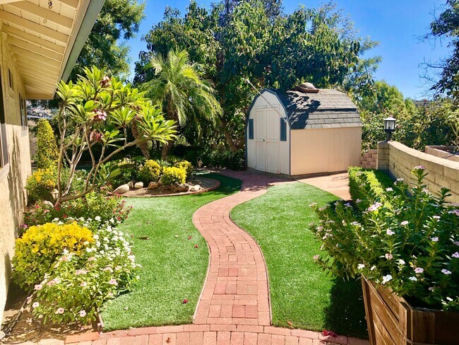 Building Photo - Beautiful Custom Home in Fallbrook, just m...