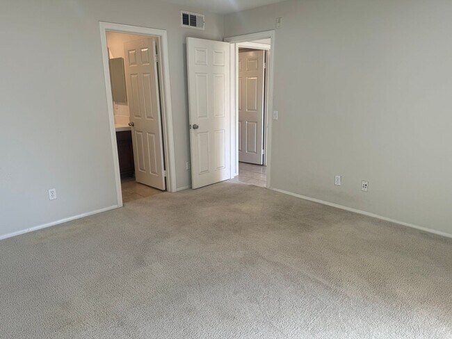 Building Photo - ONE MONTH FREE RENT! Beautiful 4 bedroom, ...
