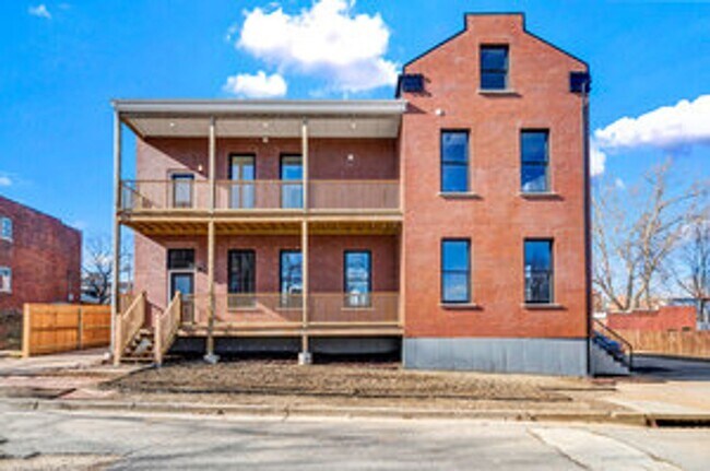Building Photo - 1000 Barton St