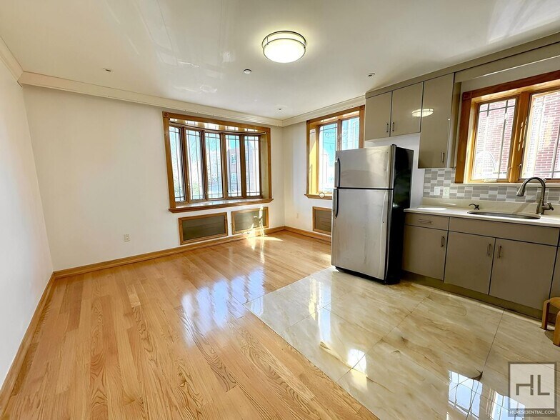 Building Photo - 172 STREET