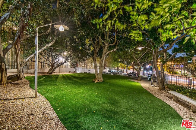 Building Photo - 1155 N La Cienega Blvd