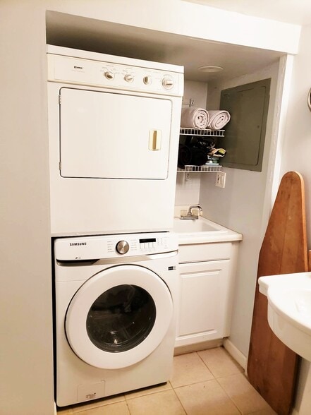 Building Photo - 704 NE 53rd St