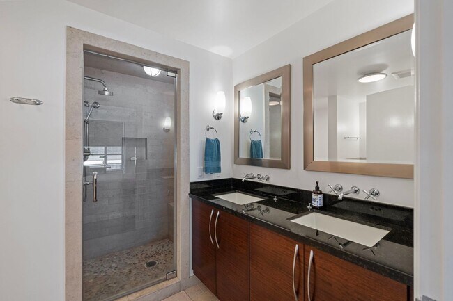 Building Photo - Large Updated SoMa Apartment!