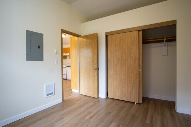 Building Photo - Top-Floor 1 Bdr w/ Private Balcony w/ FREE RENT Ready Now!