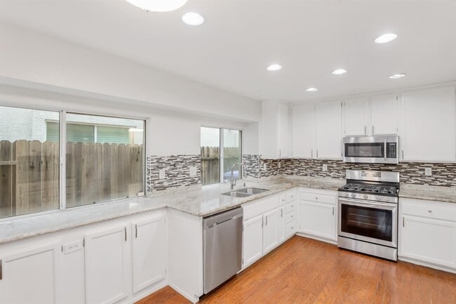 Building Photo - 408 Hansen Cir