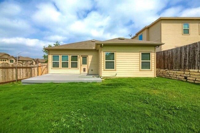 Building Photo - 10001 Pinnacle Crest Loop