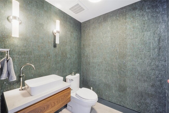 Building Photo - 2627 S Bayshore Dr