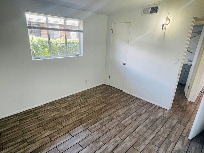 Building Photo - Fully Remodeled 2 Bed / 1 Bath Unit in Cen...