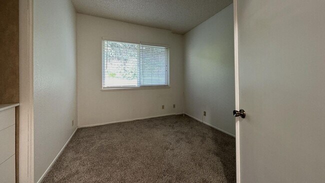 Building Photo - 6064 Laura Ln