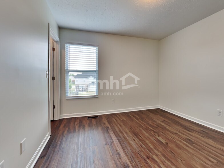 Building Photo - 3260 Blue Springs Dr