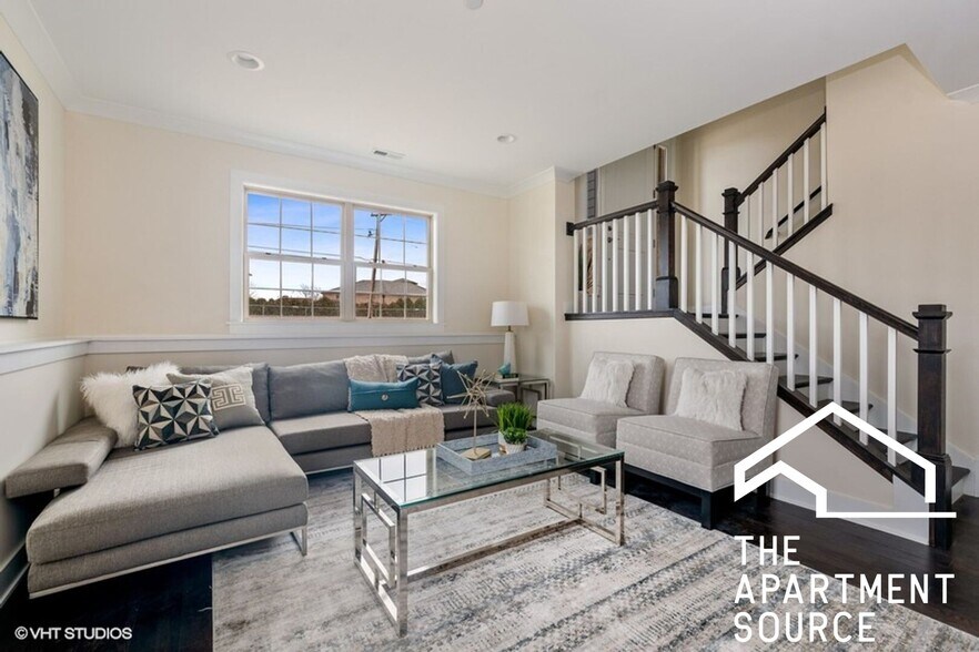 Building Photo - 664 Elm St