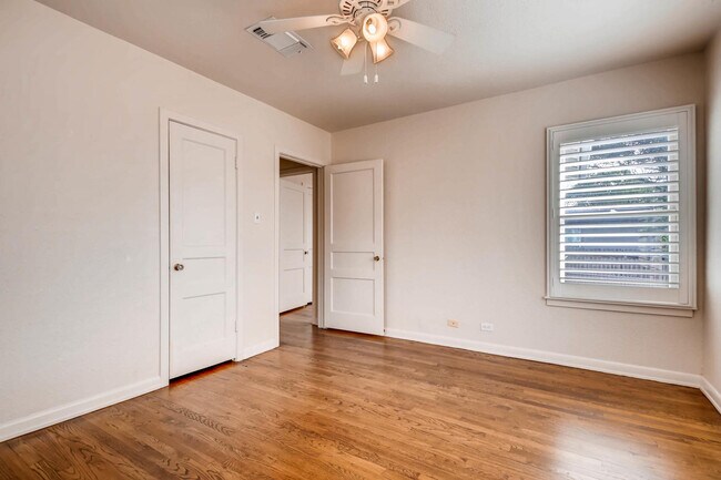 Building Photo - Charming 2 BR / 1 Bath in highly desirable Terrell Heights of San Antonio!