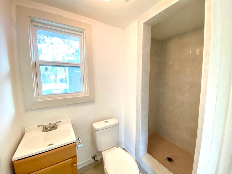 Full bath - 902 N D St