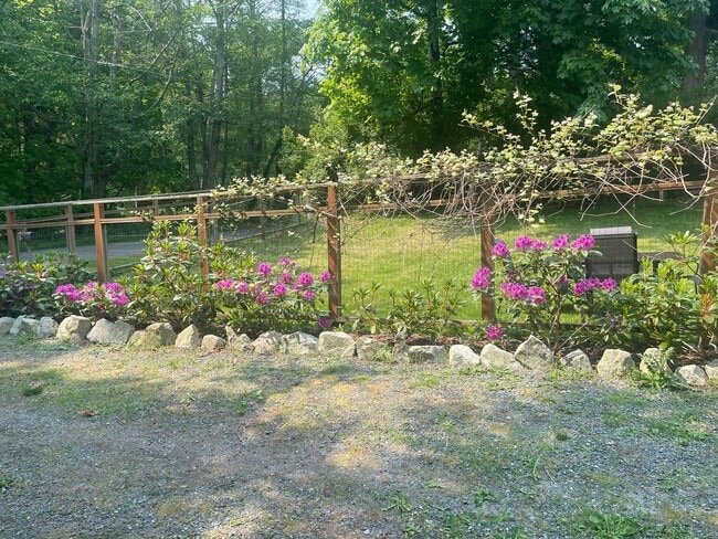 Building Photo - Nicely Maintained Clinton Home with Upgrades and Fenced Yard!