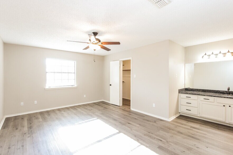 Building Photo - 7618 Creek Wood Dr