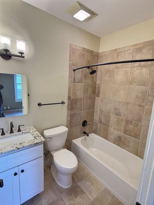 Building Photo - Commercial/Residential 3 Bedroom 3 Bath Cottage Close to Downtown Ocean Springs