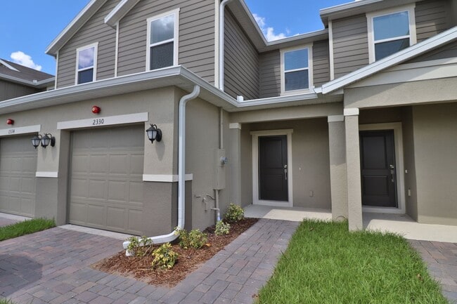 Building Photo - 3/2.5/1 Town Home with community pool!