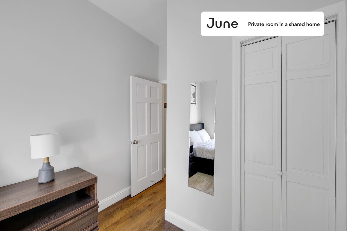 Building Photo - Room in Shared 4 bed/1 bath home