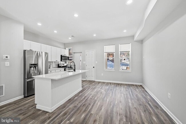 Building Photo - 4206 Ivanhoe Ave