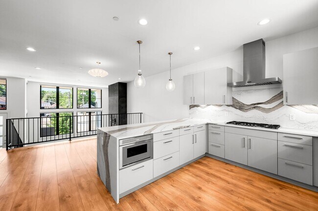 Building Photo - LUX 3BD, 5BA Modern Townhome at 9th & CO Near Congress Park