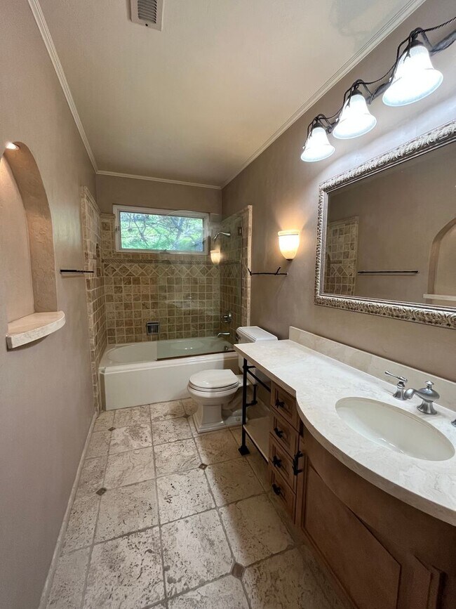 Building Photo - Gorgeous 3 Bedroom 2  Bathroom Home Walkin...