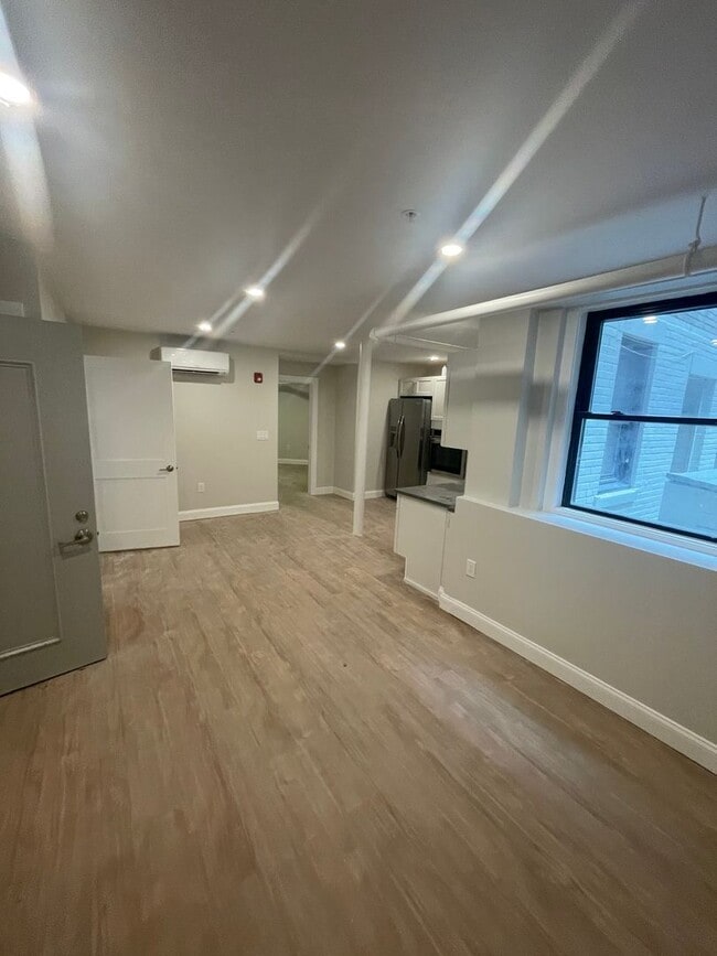 Building Photo - NO FEE!  CLEVELAND CIRCLE 1 BEDROOM WITH RENOVATED KITCHEN AVAILABLE 9/1