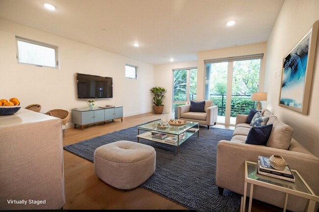 Building Photo - 2000 N Beachwood Dr