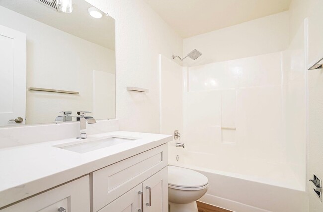 Building Photo - 4 Weeks FREE Rent | 1 Bedroom Apartment in Everett WA | Near Boeing & Naval Station | Covered Par...