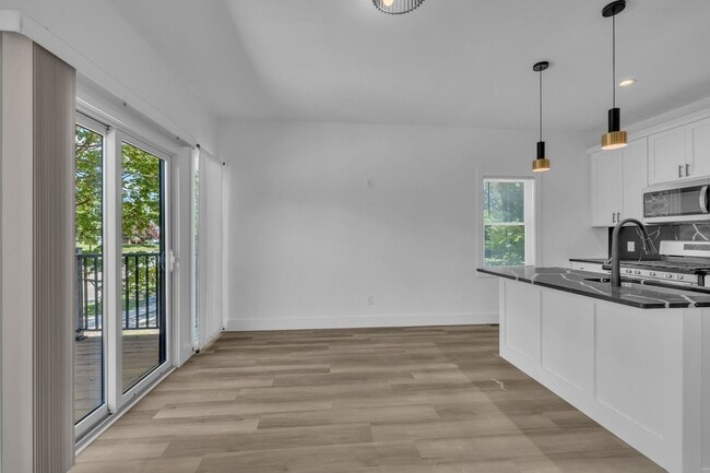 Building Photo - Modern New Construction Townhome with Roof...