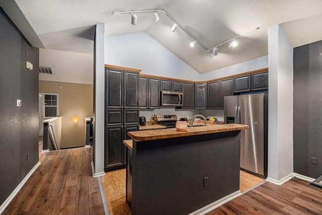 Building Photo - Spacious 2 bedroom home in the heart of Heather Ridge!