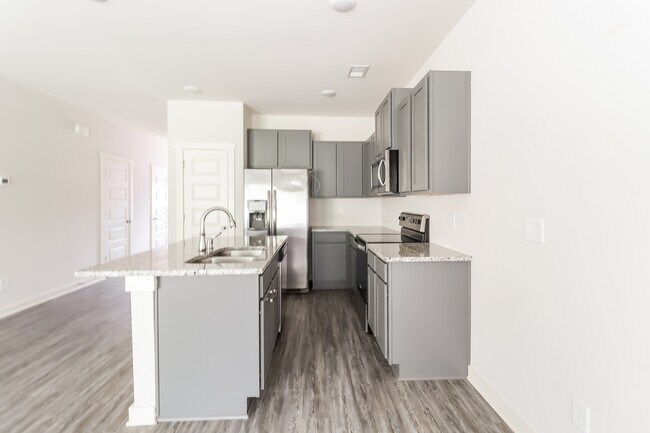 Building Photo - 671 The Heights Ln