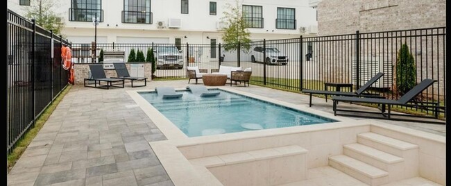 Building Photo - $1600 per bedroom. One of the last Enclave...