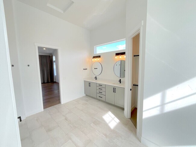 Building Photo - 5 Bedroom Home Available Near Baptist Rd &...