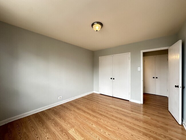 Building Photo - 450 W Wellington Ave