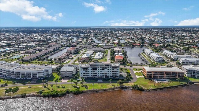 Building Photo - 1500 Park Beach Cir