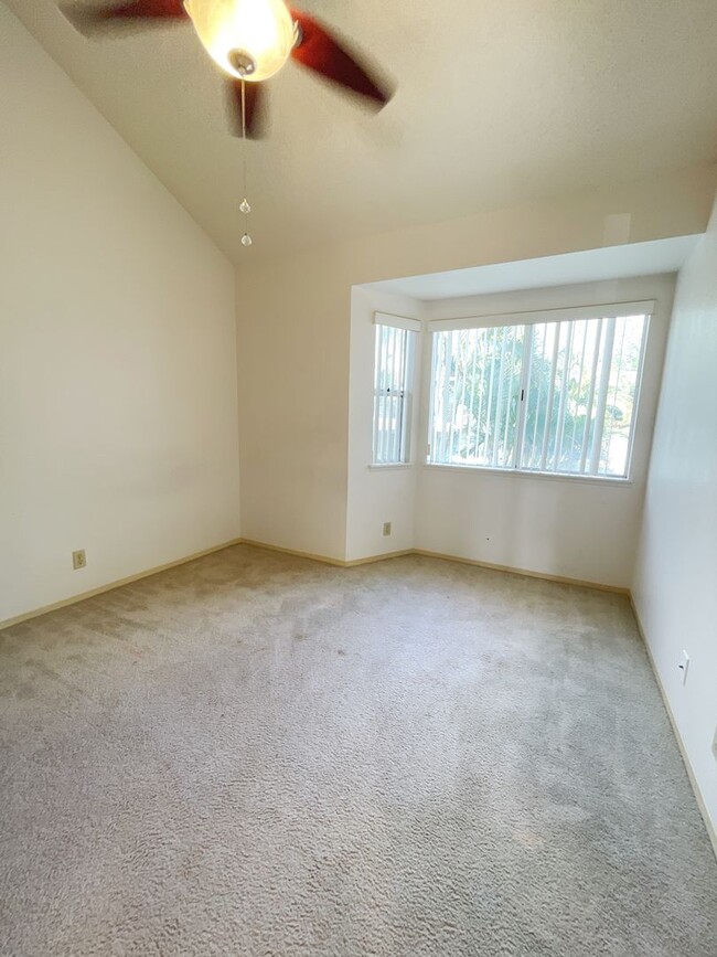 Building Photo - Mililani - Kumelewai Court - 2 bed, 1 bath...