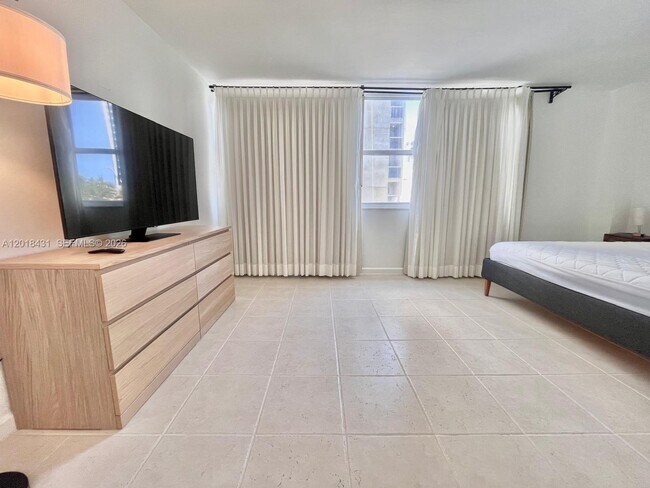 Building Photo - 5838 Collins Ave