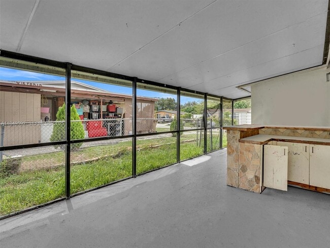 Building Photo - 5611 SW 37th St