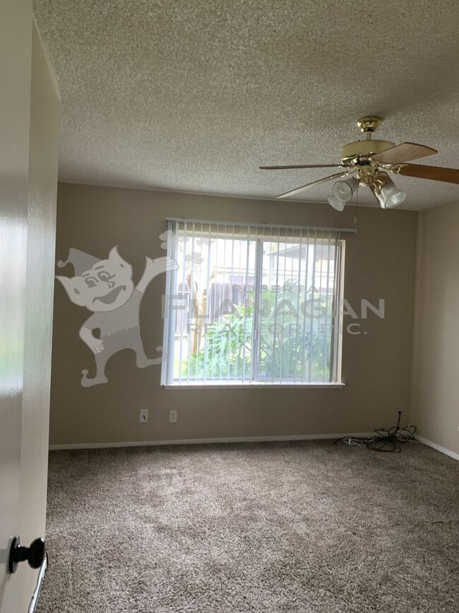 Building Photo - 3 Bedroom/ 2 Bathroom home
