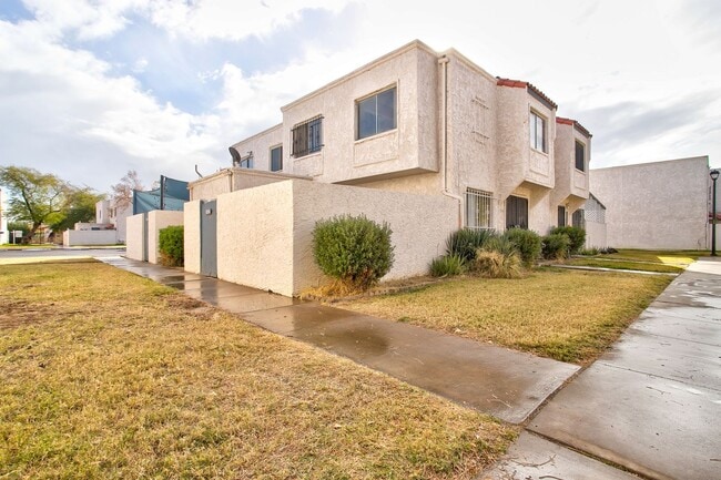 Building Photo - Wonderful Townhome centrally located.  Kit...