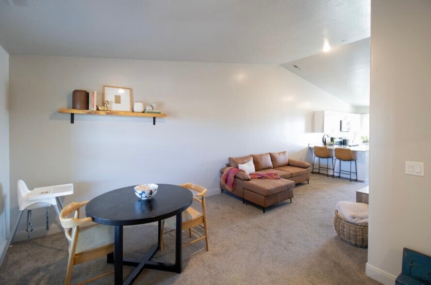 Building Photo - 128 N Lone Rock Dr