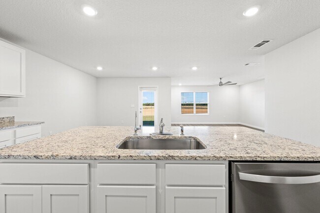 Building Photo - 733 Quintana St