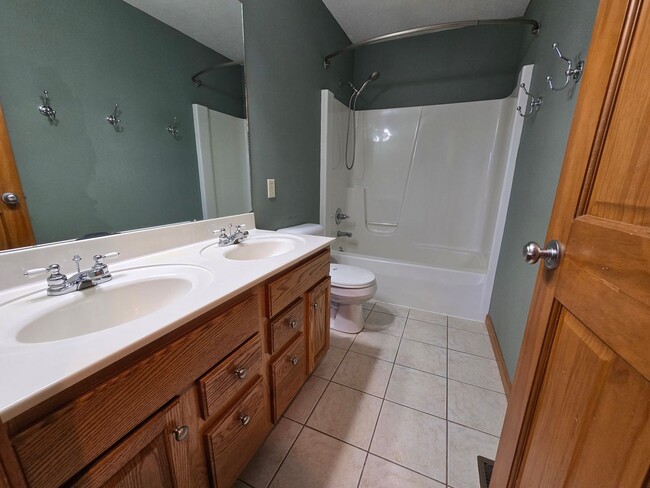 Building Photo - Beautiful 4 bedroom home in Normal!
