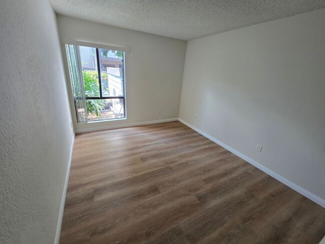 Building Photo - Beautifully Renovated Ground-Floor 2 Bedroom – Over 900 Sq. Ft.!