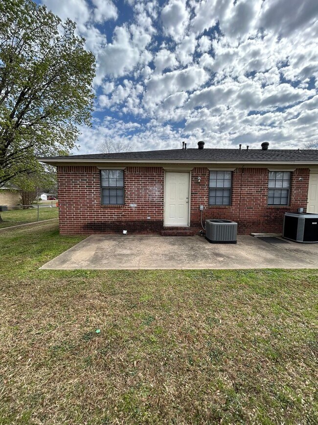 Building Photo - 1404 S Commerce Ave