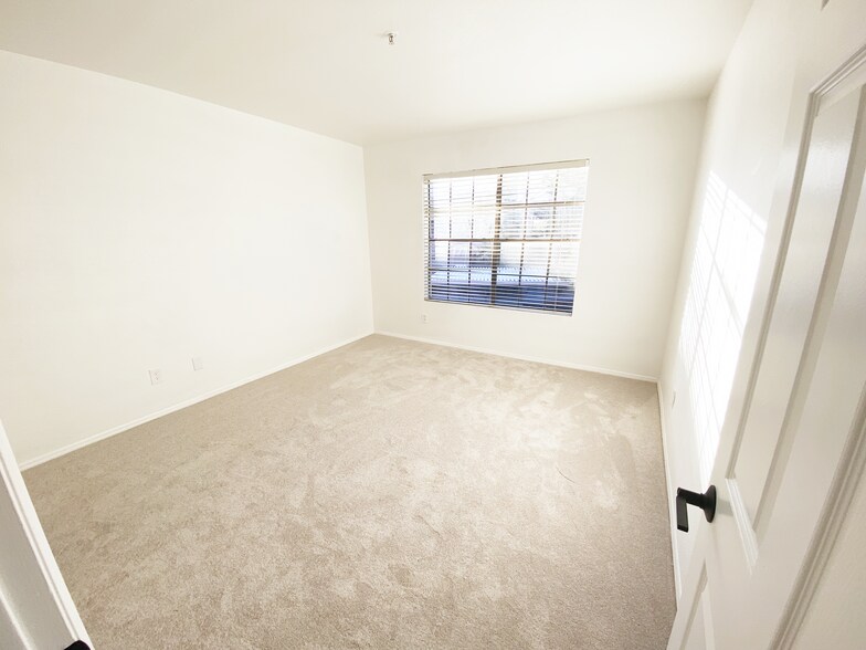 Building Photo - 5950 N 78th St