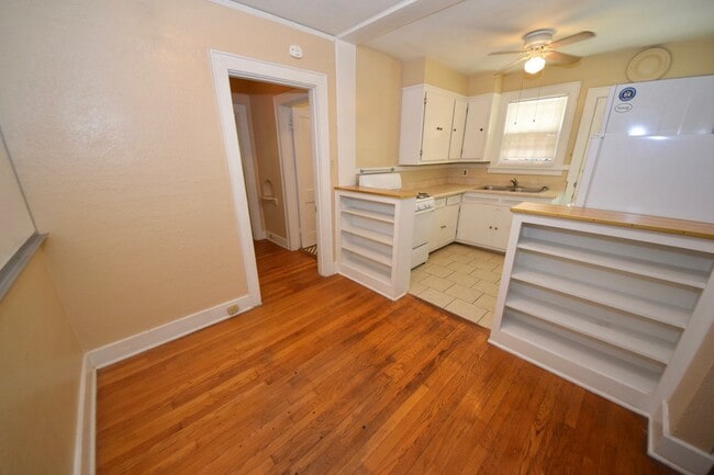 Building Photo - 1 bed, 1 bath unit in Vollintine Evergreen Historic District near Rhodes College.