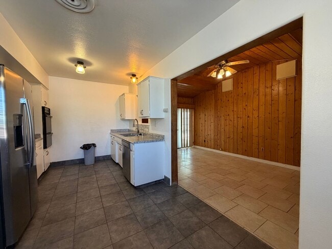 Building Photo - 3 Bedroom 2 Bathroom House on Corner Lot with 2 Car Garage Locate din Irwin Estates