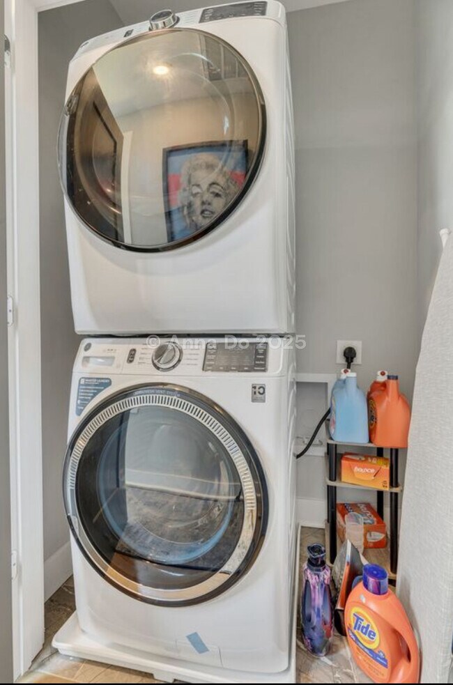 Building Photo - 809 21st Ave N