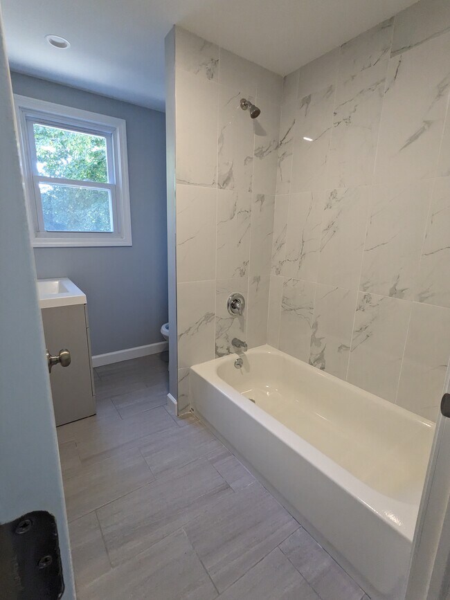 Full Bath - 23 Clarence St